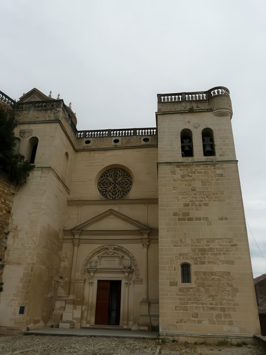 Le portail, sur le modèle antique de l'arc de triomphe, présente une baie en plein cintre et des colonnes corinthiennes supportant le fronton triangulaire. La façade renaissance qui contraste avec l'intérieur gothique est à rapprocher du décor architectural de la façade de la cour du puits du château.