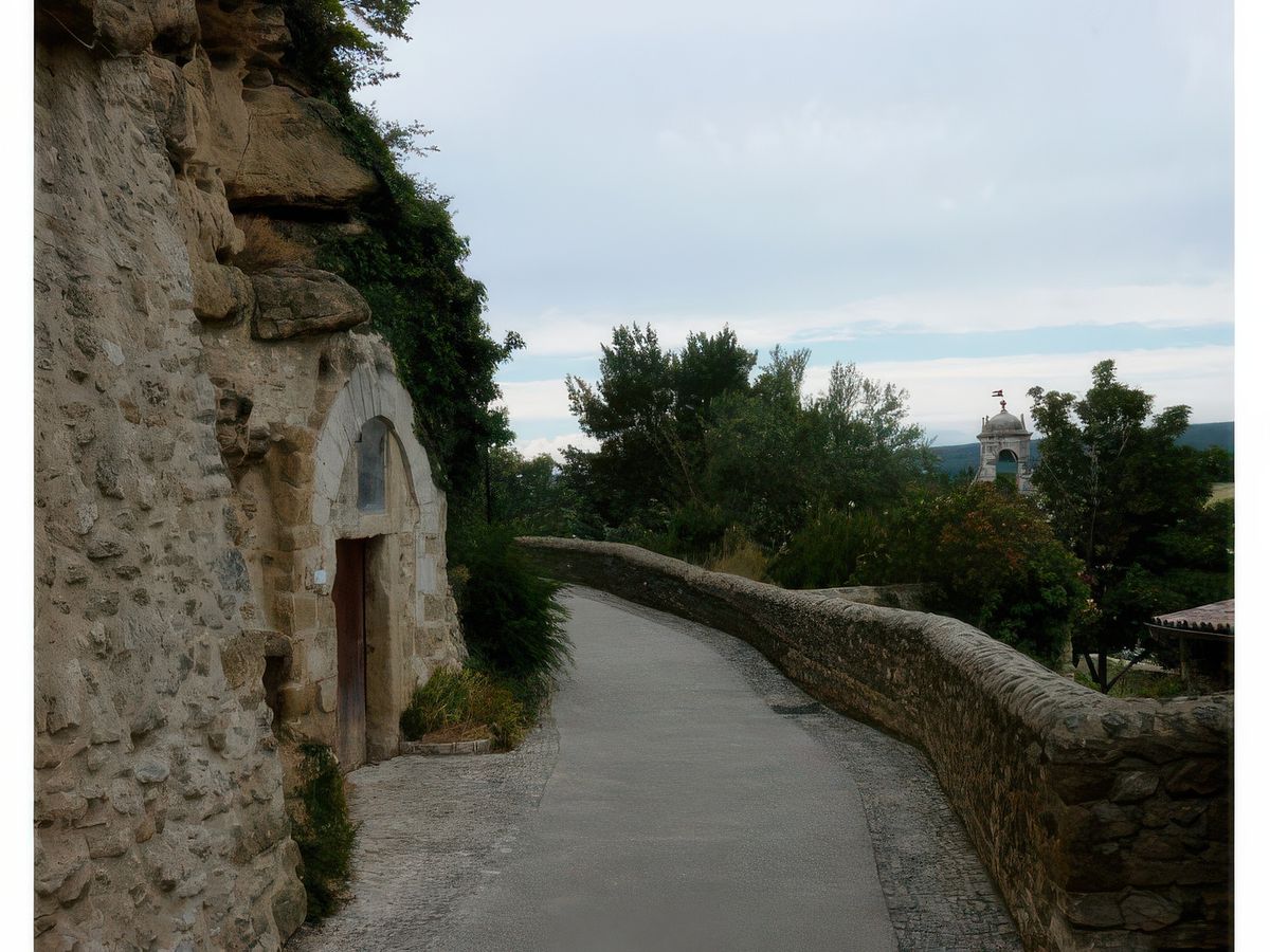 Le chemin menant à la collégiale.