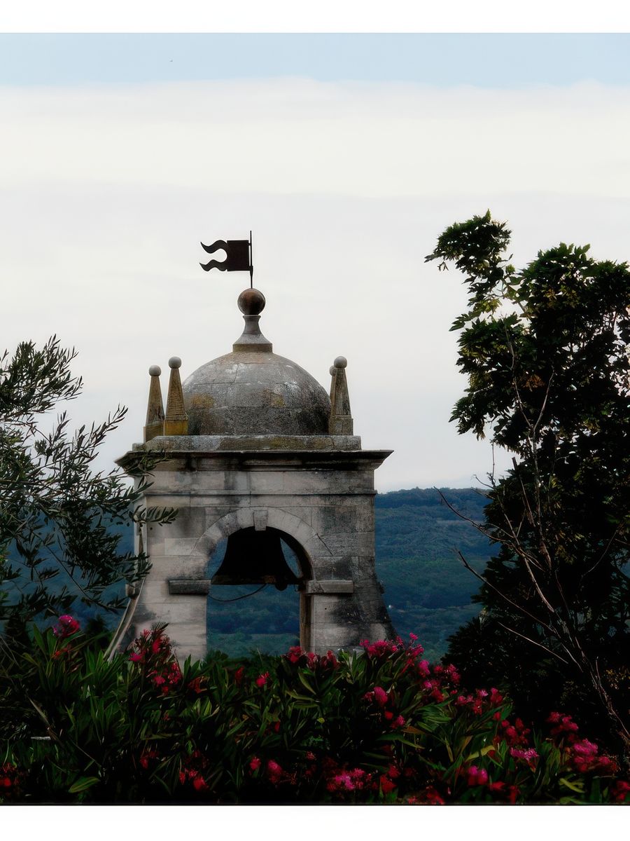 "Ici, nos nuits sont plus belles que vos jours": ce serait du château de Grignan que la Marquise de Sévigné aurait adressé ces mots devenus célèbres à Jean Racine. Peut-être en contemplant "les vues triomphantes" offertes par l'immense terrasse de ce bijou Renaissance où se déroulaient des fêtes fastueuses qui eurent finalement raison de la fortune de son propriétaire, le comte de Grignan