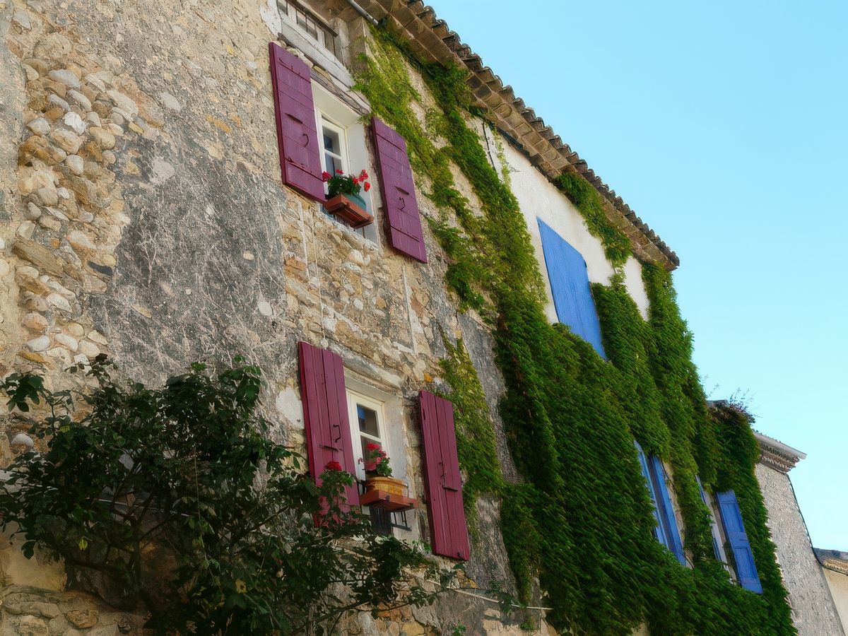 Couleurs, fleurs et vieilles pierres à Vinsobres.
