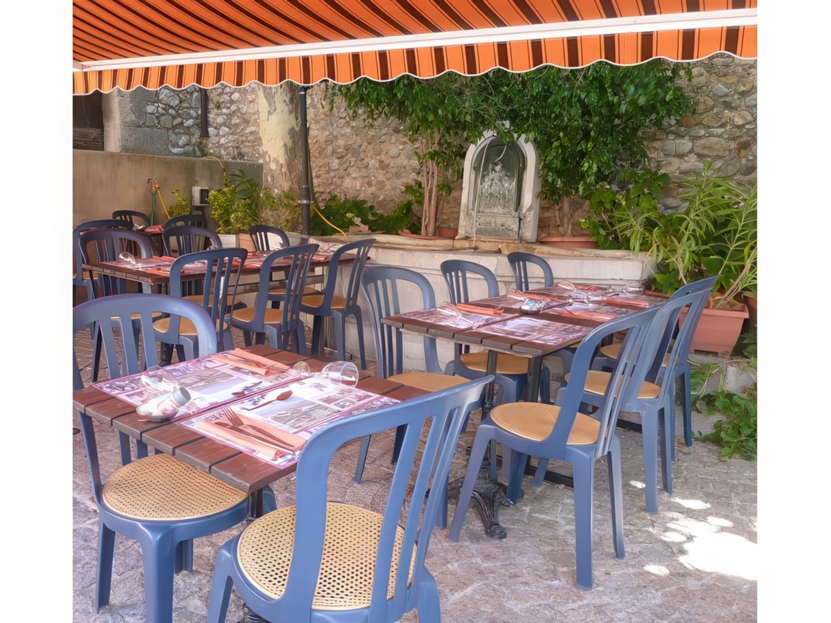 Près de la fontaine et à l'ombre des platanes, pause-déjeuner à l'Auberge du Petit Bistrot.