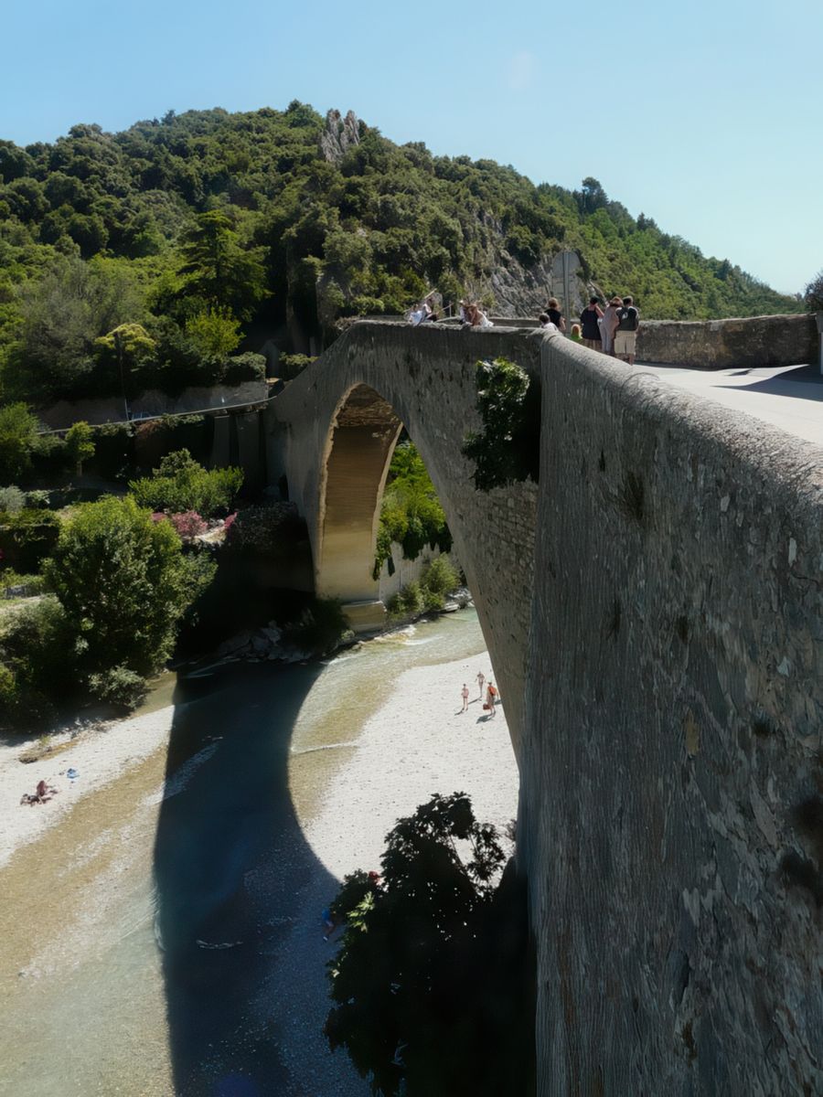 Pont roman du XIVe siècle sur l'Eygues.