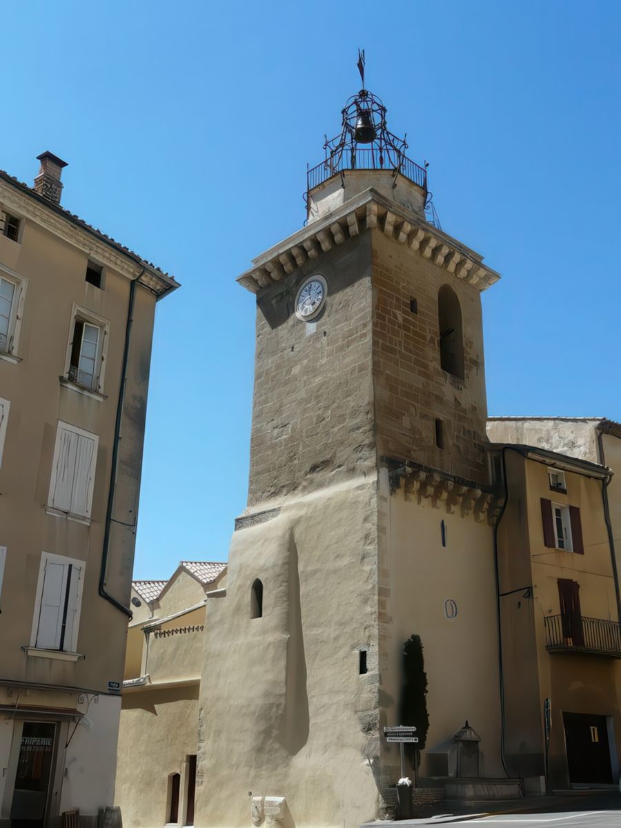 Le clocher et son campanile de l'église de Nyons.