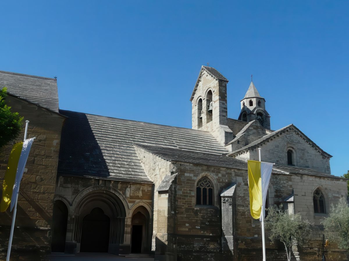L'église romane Notre-Dame-de-Nazareth à Valréas est classée Monument Historique.