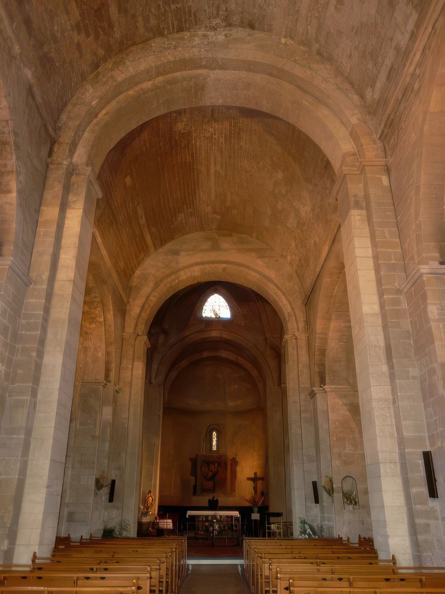 Un prieuré bénédictin pourrait être à l’origine de l’église Notre Dame de Nazareth au XIe siècle. Mais la partie primitive, constituée d’une croix latine: l’abside, le transept, la nef, ne date que du XIIe siècle. Dès le XIIe siècle, l’église fut agrandie: les nefs latérales sont opposées aux murs extérieurs en demi-berceau. À partir du XVe siècle, les familles et les corporations de Valréas édifièrent de nombreuses chapelles.