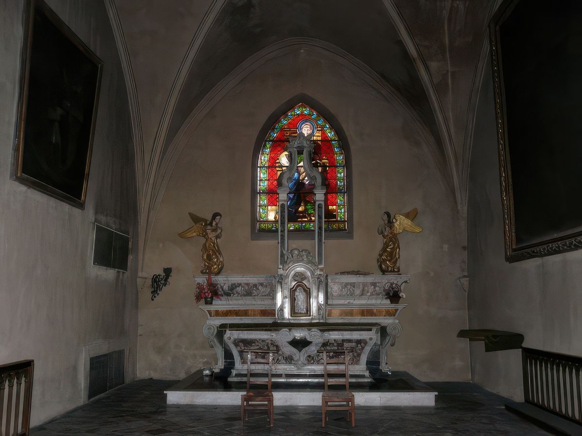 Les chapelles latérales, ajoutées entre le XVe siècle et le XIXe siècle, sont éclairées par des fenêtres de style gothique et soutenues par de puissants contreforts, disposés curieusement en oblique.
