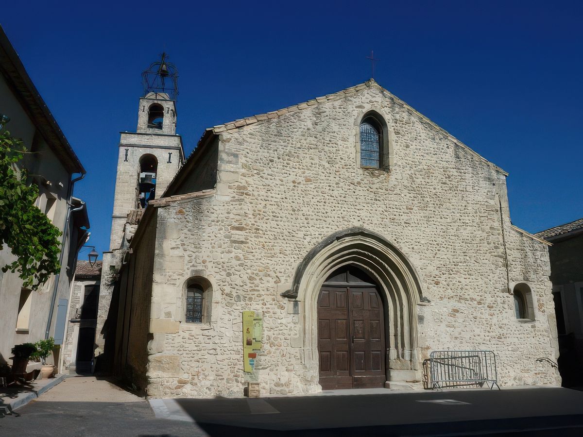 L'église Saint Pierre et son campanile. Au Moyen-Âge, l’église paroissiale de Visan, prieuré clunisien dédié à Saint-Martin, était située hors des remparts. Ravagée en 1498 par un incendie, elle fut abandonnée de façon progressive au profit d’un édifice situé intra-muros, plus pratique pour les habitants. Le nouvel édifice pris place au centre du village, sur un lieu anciennement occupé par une chapelle consacrée à Saint-Jacques. Dès 1499, commencent des travaux qui durent plusieurs années. Le chœur et deux chapelles latérales sont d’abord édifiés. En 1507, deux travées de nef séparées du chœur par un arc-diaphragme sont achevées. Elles complètent vers l’Ouest le chœur et les deux chapelles qui l’entourent. Entre 1636 et 1639, la nef est allongée de deux travées et la façade occidentale refaite à l’identique, ce qui lui donne son aspect actuel. Le portail, déplacé lors des agrandissements, date du XVe siècle.