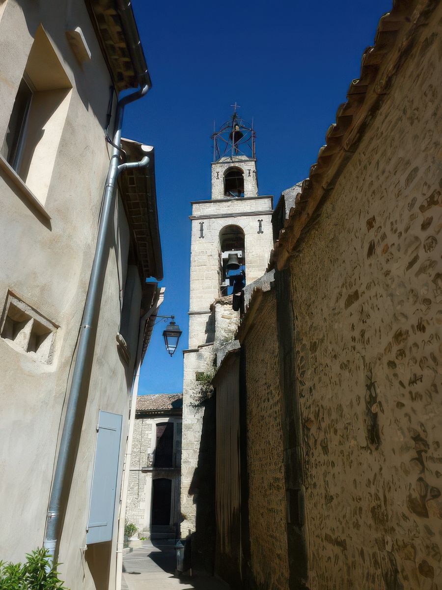 Le clocher a été construit à la fin du XVIe siècle, en grande partie avec des pierres à bossage appartenant à deux portes des vieux remparts.