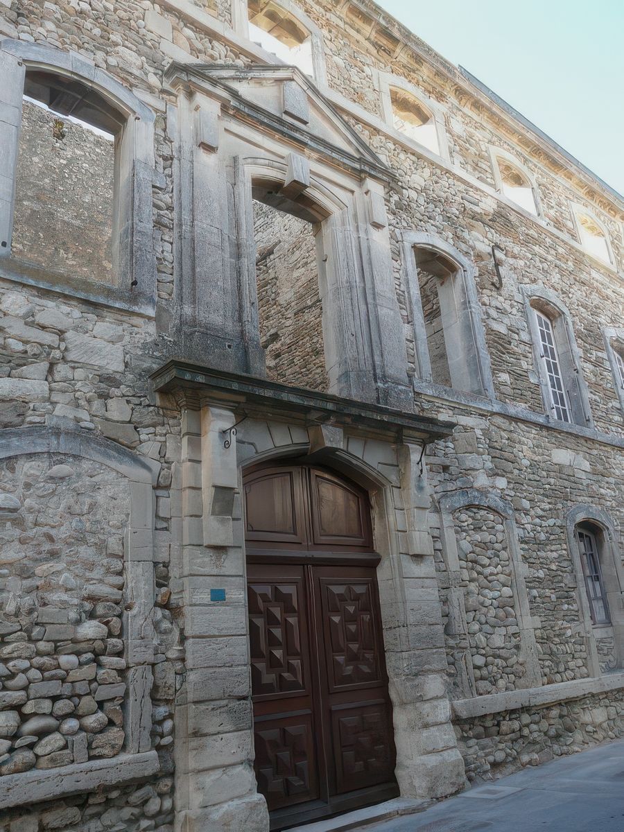 Les belles façades des anciens hôtels particuliers témoignent de la richesse des habitants de Visan.
