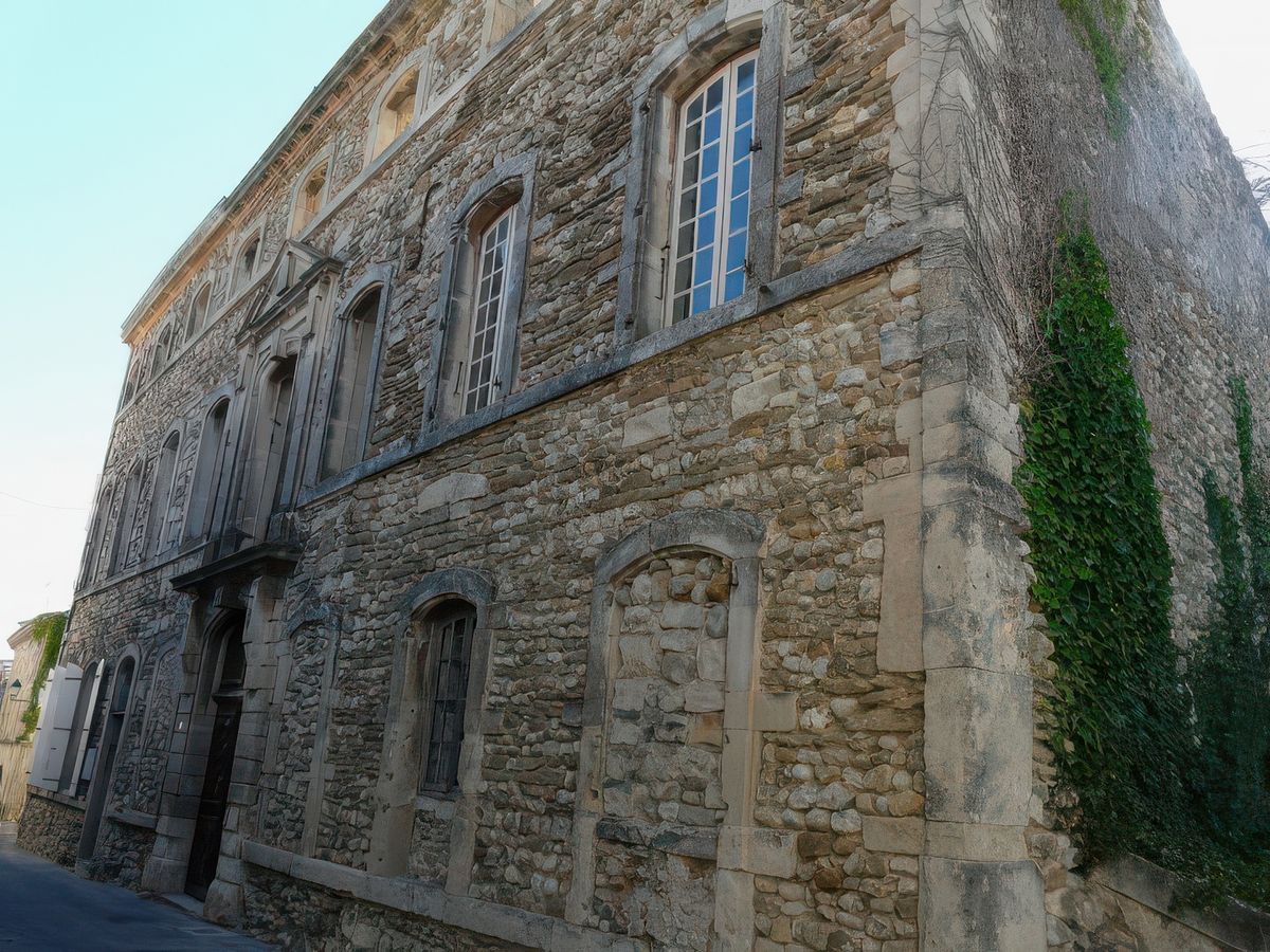 La rue des Nobles, prolongée par la rue Calade, est bordée d’hôtels particuliers construits du XVIe et au XVIIIe siècles. Ce sont des édifices de grande taille, tous caractérisés par un rez-de-chaussée surmonté de deux étages.