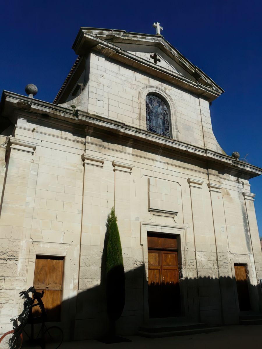 Façade de l'église de Richerenches. Il ne reste de la chapelle templière que l’abside, qui est le chevet de l’église actuelle.