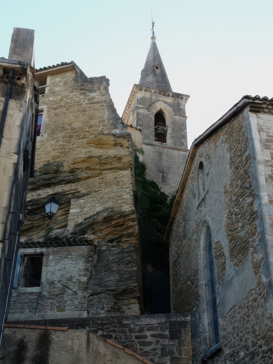 Juché au sommet d’une butte de safre, le Vialle de Grillon est le cœur historique du village. Possession des Comtes de Grilhon, son origine est attestée par un acte de 1086. Le Vialle ne possède de cette époque que de modestes vestiges du château et de la première église paroissiale.