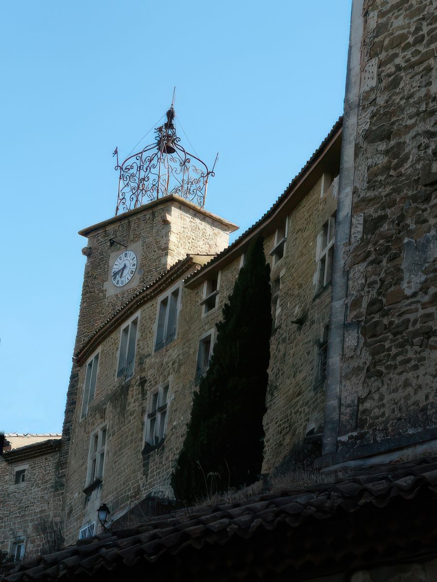 Le Beffroi: L’ancienne tour de guet de l’entrée nord des remparts portait depuis le XVIe siècle une horloge. Sa transformation en beffroi fut achevée en 1778. Elle fut alors surélevée de plusieurs mètres et couronnée d’un campanile de fer forgé.
