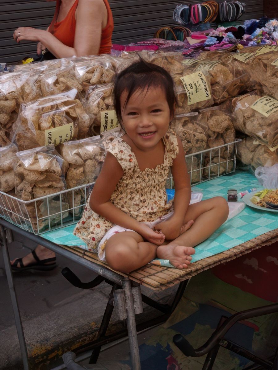 Petite dans un marché urbain