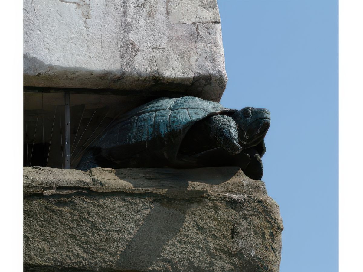 Une des quatre tortues soutenant l'obélisque.
