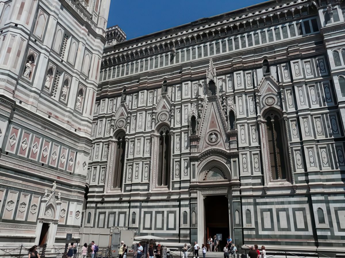 Andrea Pisano, qui succédera à Giotto, rajoutera une seconde bande ornée de losanges (1337-1341) et construira deux registres garnis de niches gothiques destinées à des statues exécutées par lui-même, Donatello, Lucca della Robbia et Nanni di Bartolo.