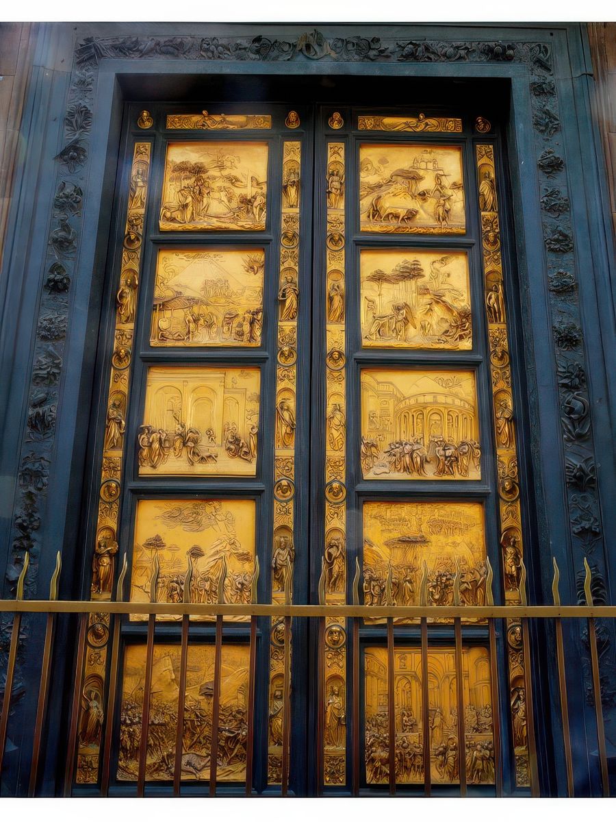 Côté Est, face à la cathédrale, Lorenzo Ghiberti consacra 25 ans à réaliser ces bas-reliefs. Ils sont un véritable chefs-d'oeuvre de délicatesse et d'émotion. Michel-Ange lui-même nomma cette porte, la "Porte du Paradis".