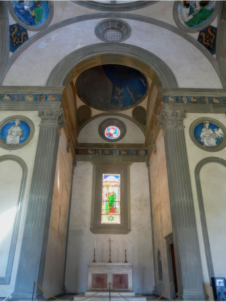 La construction de la chapelle Pazzi, conçue à l'origine comme salle du chapitre des frères et chapelle nobiliaire de la famille Pazzi, sera entreprise en 1433 d'après des plans et sous la direction de Filippo Brunelleschi.