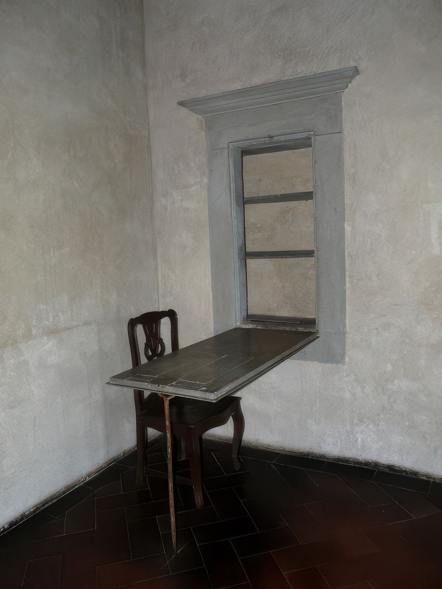 La salle d'étude est chauffée par une cheminée et meublée d’une table de travail rabattable.