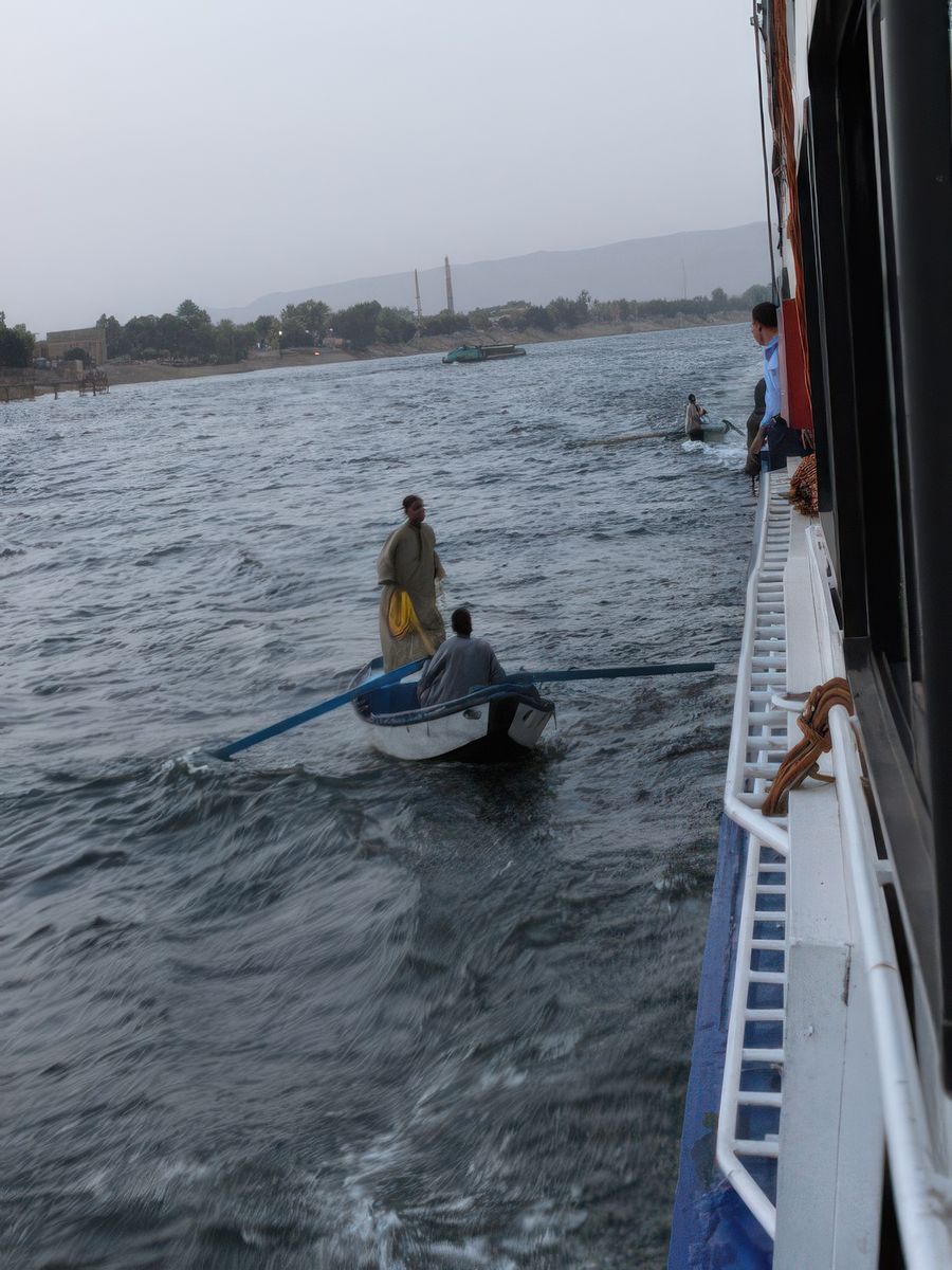 Les vendeurs dans leur barque