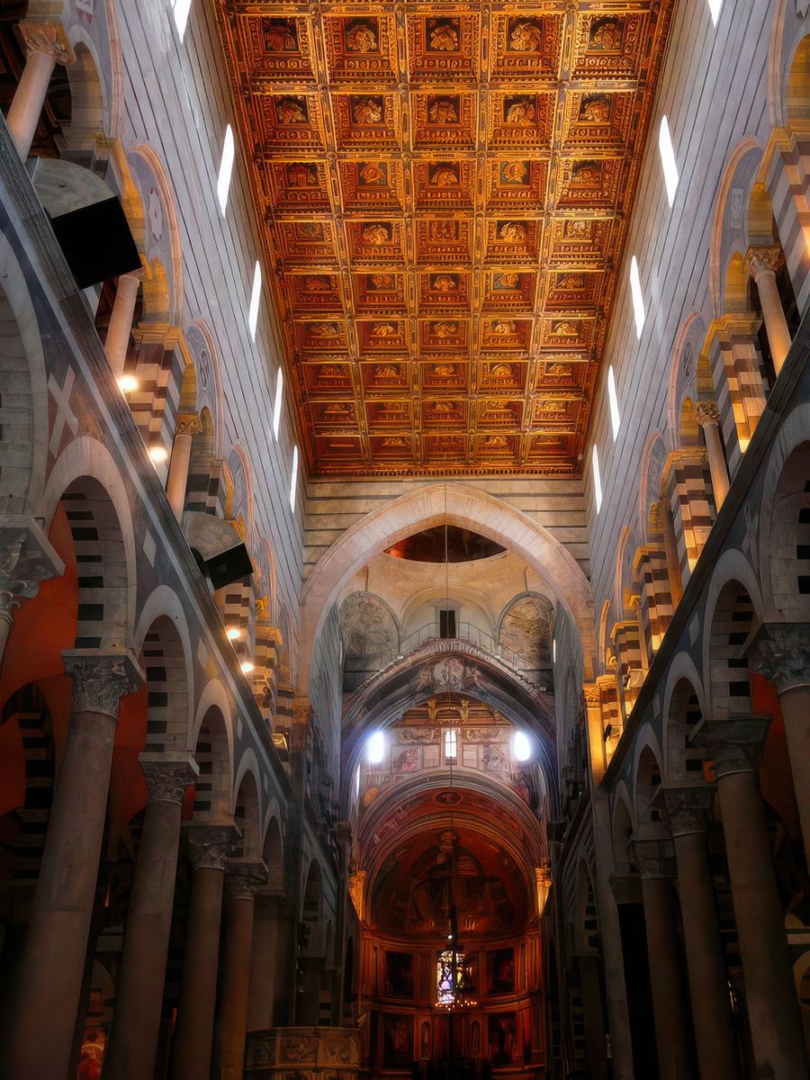 L'intérieur de la cathédrale est constitué de cinq nefs d'une longueur de 100 mètres, agrémenté d'un plafond à caissons datant du XVIIe siècle. Les colonnes corinthiennes en granit, situées entre la nef et l'abside, proviennent de l'ancienne mosquée de Palerme, elles furent ramenées comme butin lors de l'expédition de 1063.