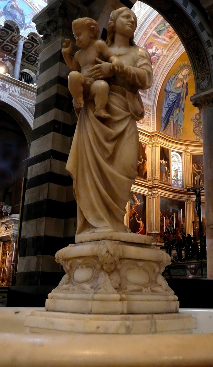 Vierge à l'Enfant, oeuvre en marbre de Niccola Pisano.