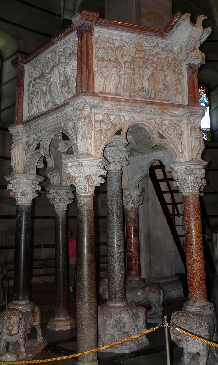 L'élèment le plus précieux du baptistère est, sans conteste, la chaire de Niccola Pisano (1260).