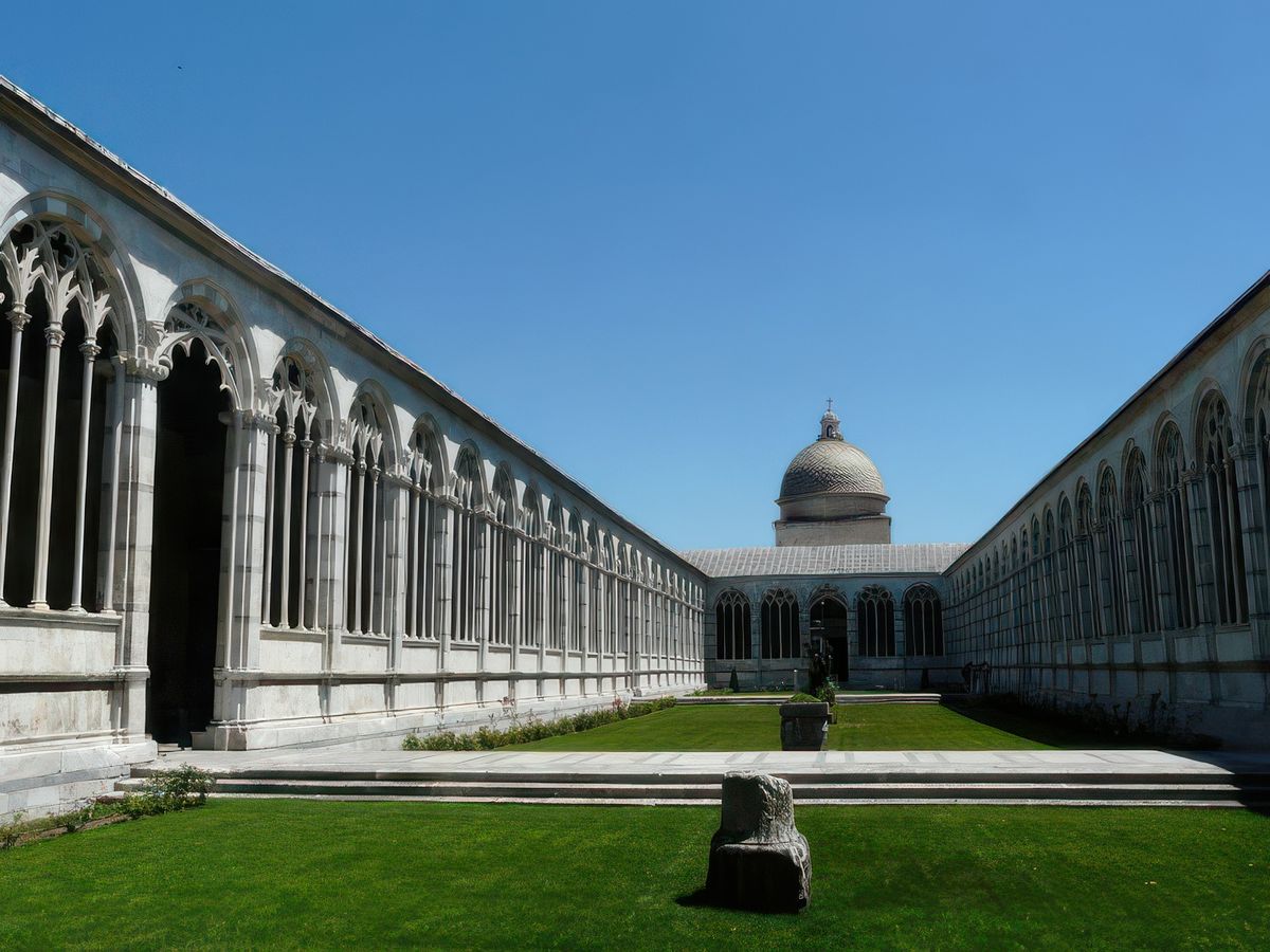 Le Camposanto est un long édifice en marbre, au style très sobre, avec des arcatures aveugles.