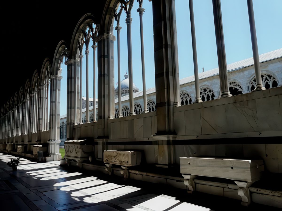 Détails de l'arcature depuis la galerie intérieure où s'alignent les sarcophages.