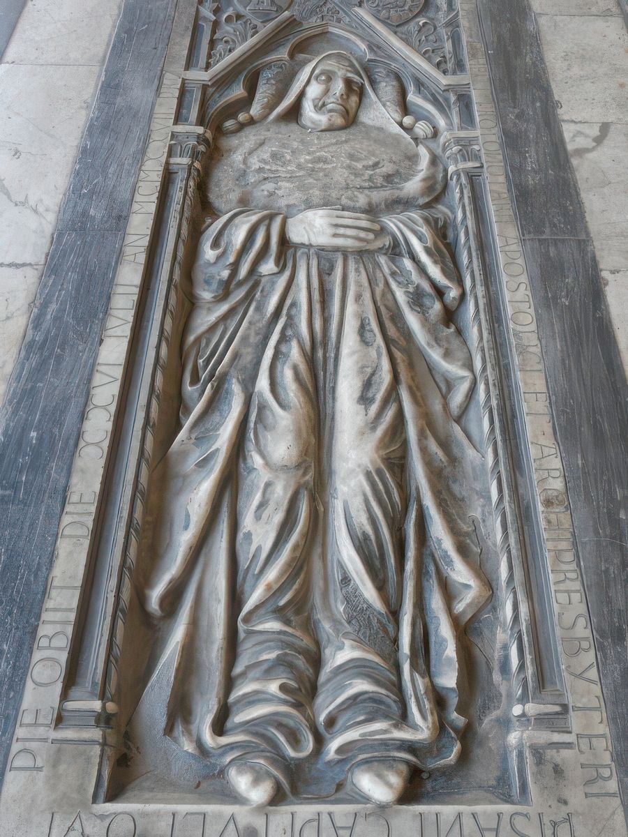 Pierre tombale à même le sol dans la galerie.