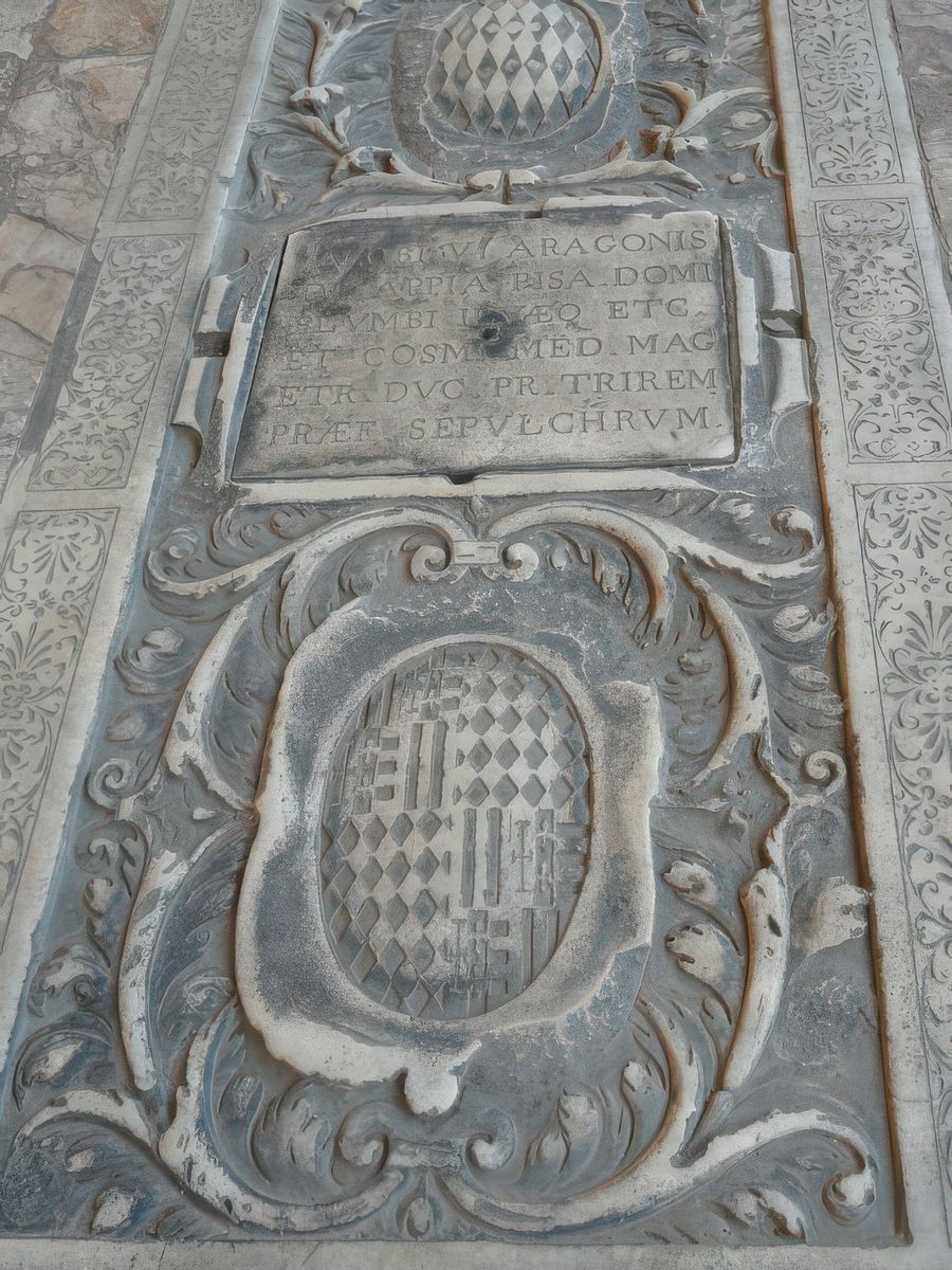 Pierre tombale héraldique. Actuellement, seuls les descendants de familles nobles qui reposent ici peuvent encore être enterrés dans le Camposanto.