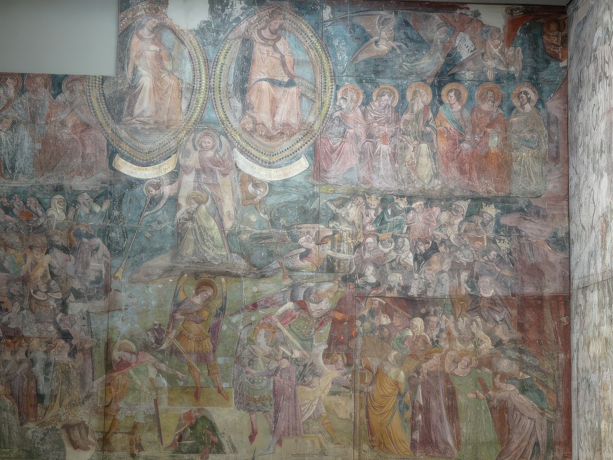 Sur le mur du fond, Le jugement Dernier, avec d'un côté les Elus et de l'autre les Damnés (panneaux restaurés). Sur le mur de droite, l'Ascension, hélas en mauvais état.