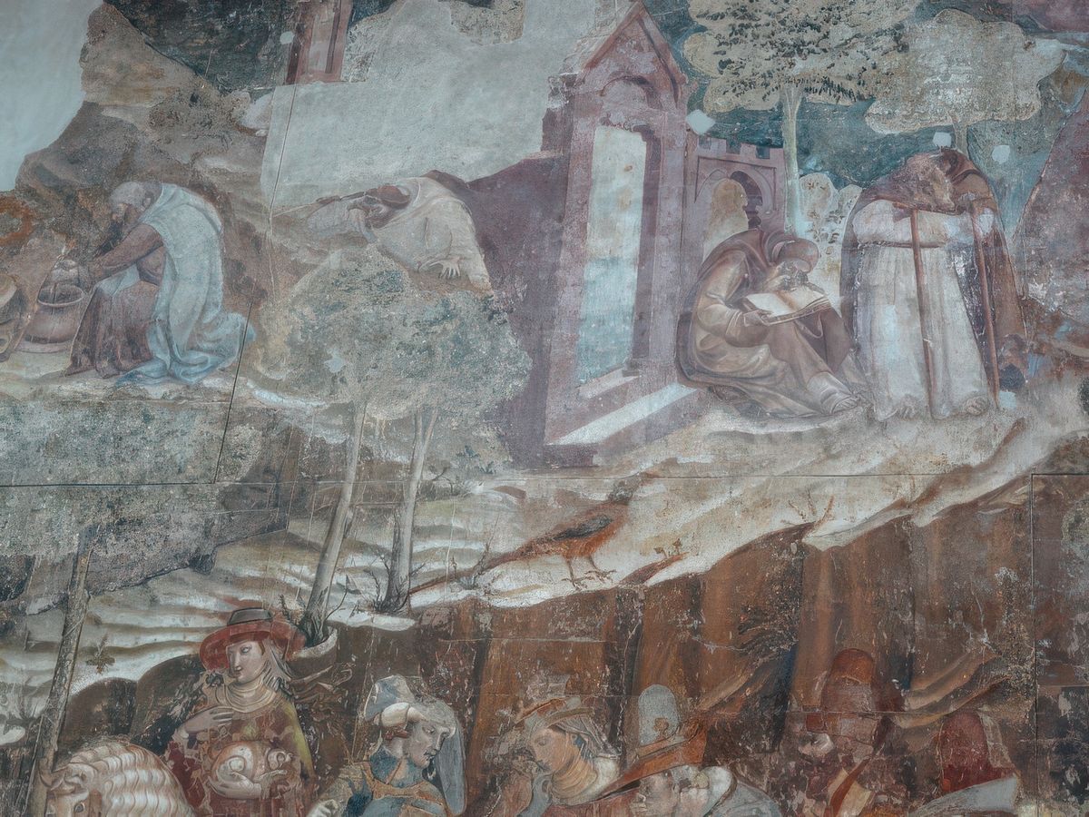 Le Triomphe de la Mort (détails), ici des ermites traversant le désert (trop de monde, je n'ai pas pu la photographier en entier). L'ensemble de la fresque, d'une réalité saisissante, représente un groupe de cavaliers, dont quelques femmes, qui regarde trois cercueils ouverts avec leurs morts. Certains sont épouvantés, d'autres sont sereins; d'autres encore se bouchent le nez. Plus bas, un groupe de jeunes seigneurs insouciants, accompagnés de musiciens, conversent mais la Mort, sous forme d'une femme à cheveux blancs, va les faucher, ignorant au contraire les désespérés.