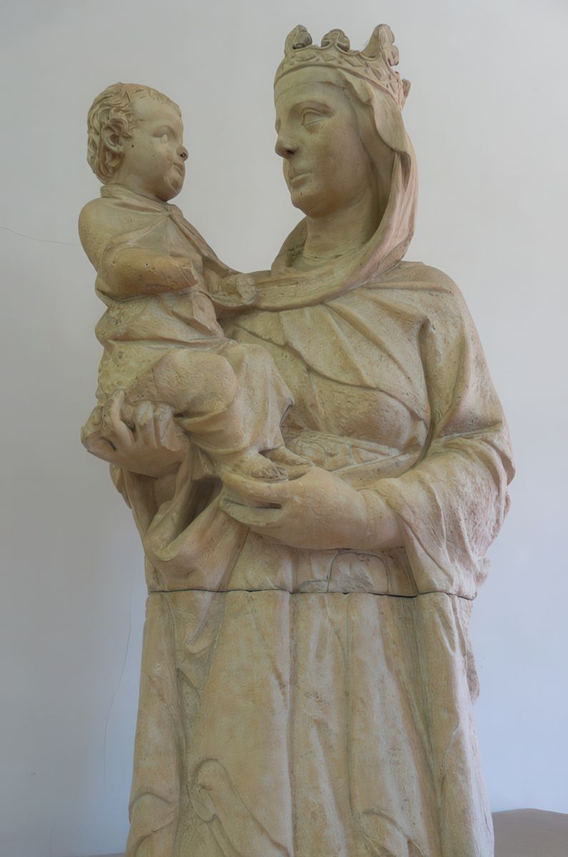 Vierge de la Connivence de Giovanni Pisani (Museo dell'Opera del Duomo). Remarquez le regard complice échangé entre les deux personnages.