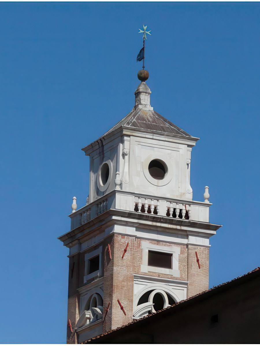 Le campanile a été ajouté en 1570-1572.