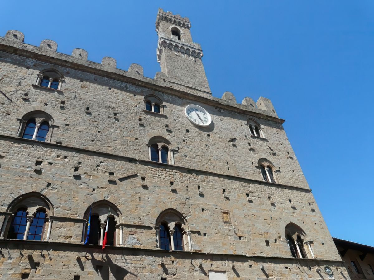 Vue sur la partie supérieure du palazzo dei Priori (palais des Prieurs), du XIIIe. siècle. Sa masse puissante est surmontée par la Tour de l'Horloge.