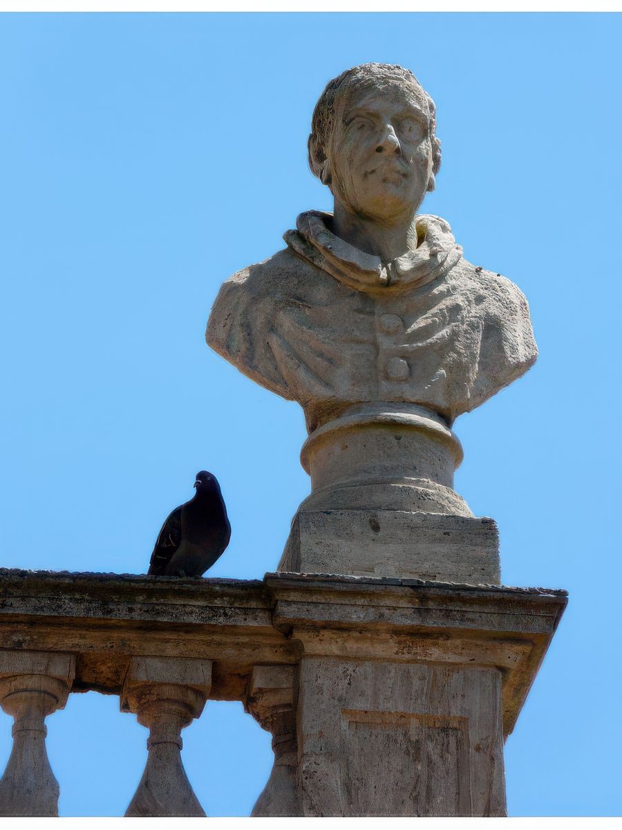 Statue et pigeon cohabitent.