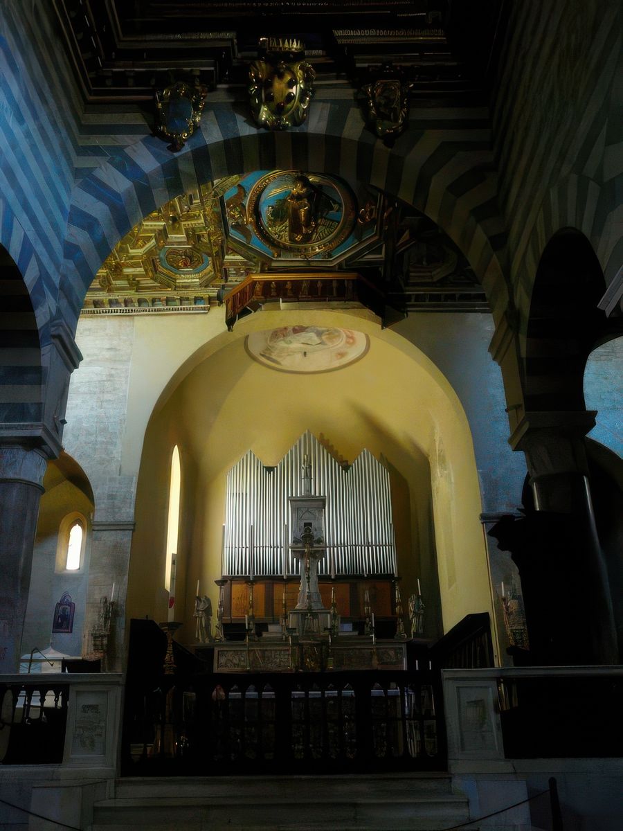 Sur l'autel, le ciborium et les deux anges, sont l'oeuvre de Mino da Fiesole.
