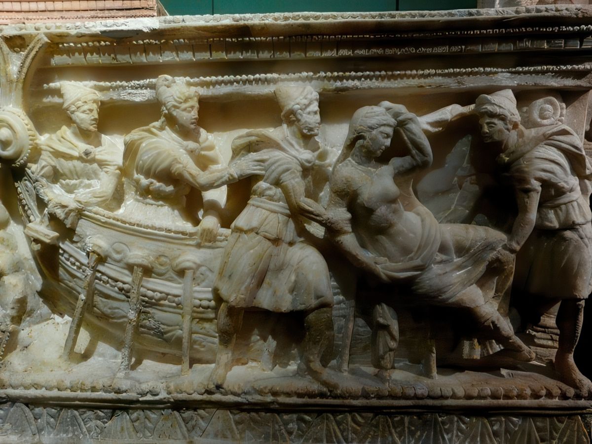 Sur cette urne cinéraire, en forme de sarcophage, l'enlèvement d'Hélène, femme du roi de Sparte, Ménélas, par Pâris l'un des fils du roi de Troie, Priam (à l'origine de la guerre de Troie).