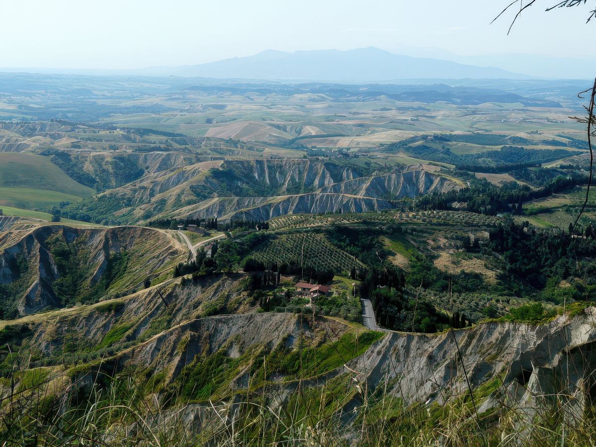 Voici le paysage chaotique qui s'offre à nos yeux. Les Balze sont des falaises sablonneuses qui s'effritent et parfois s'éboulent, laissant place à ce chaos impressionnant. Plusieurs nécropoles étrusques, églises et monastères furent ainsi emportés.