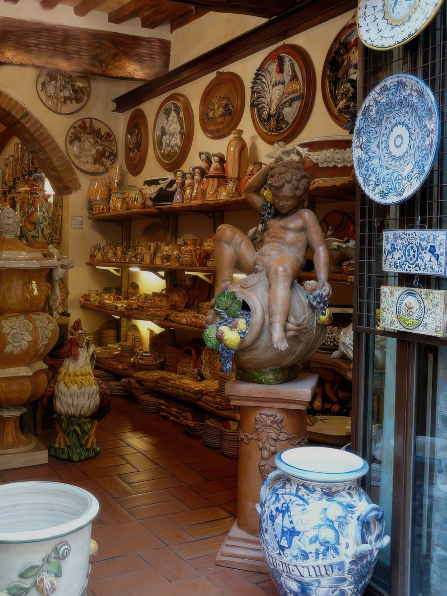 Les magasins regorgent de vases, jarres, masques, assiettes peintes avec des motifs Renaissance.