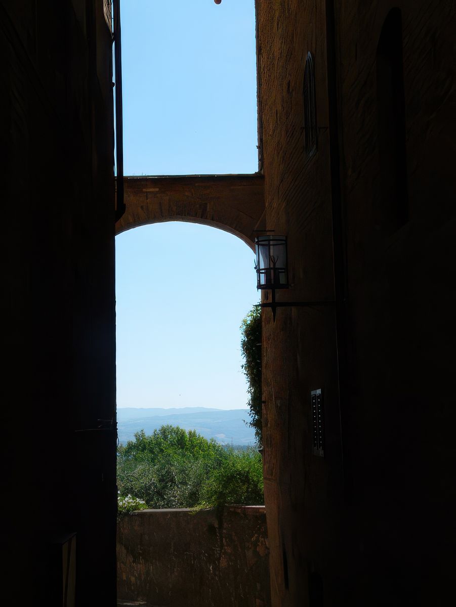 Empruntons une ruelle médiévale pour faire le tour des remparts.