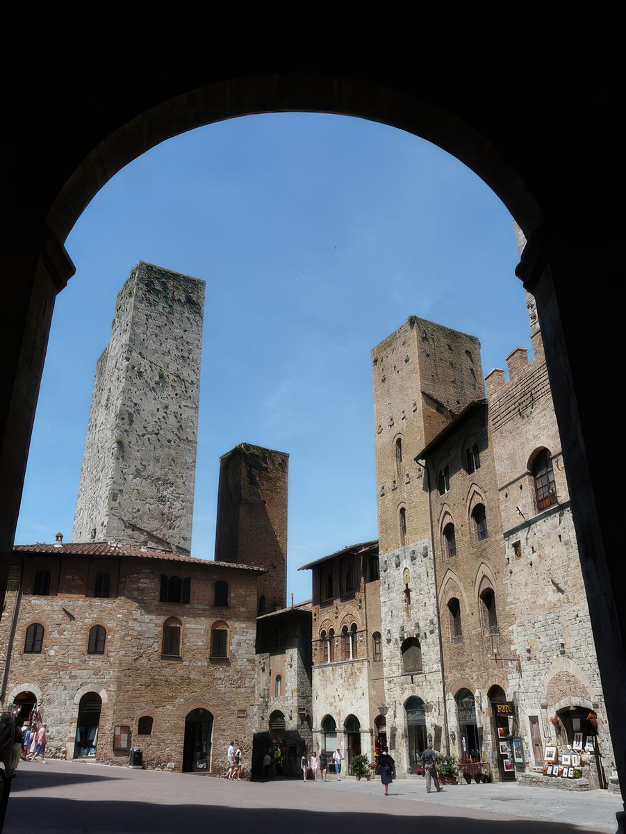 Vue sur la piazza del duomo et ses maisons-tours.