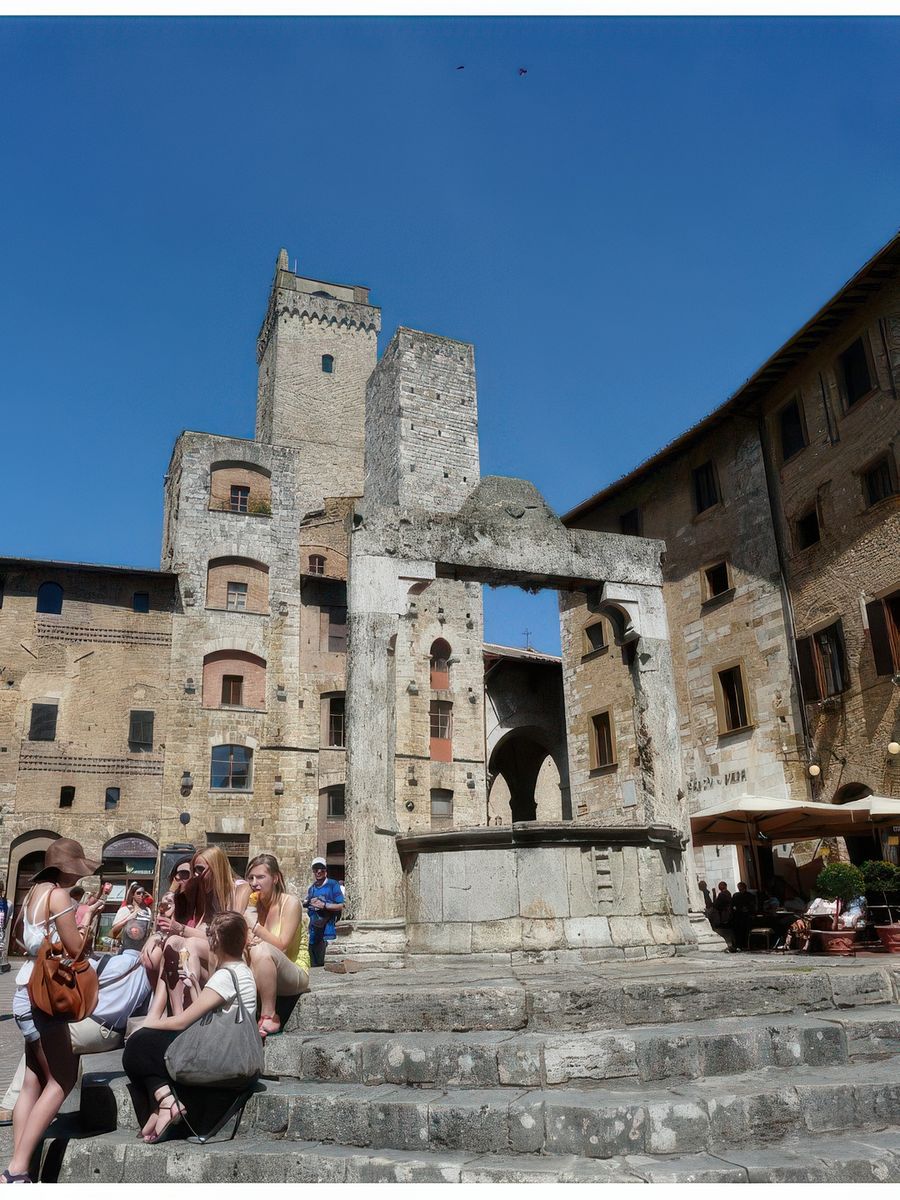 Au centre de la piazza della Cisterna (place de la Citerne) se dresse un puits octogonal monumental du XIIIe. siècle, en travertin, frappé aux armes du podestat Guccio Malavolti, comme en témoigne l'échelle qui y figure.
