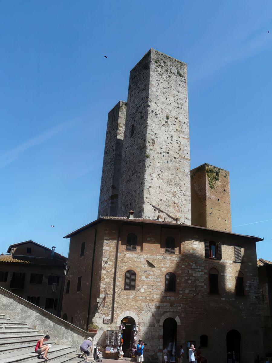 Sur la Piazza del Duomo, les tours Salvucci, appelées les tours jumelles, furent construites en 1255 pour l'une des familles les plus puissantes de la ville. A l'origine, leur hauteur dépassait les 51mètres, contrevenant ainsi à la règlementation qui interdisait que les tours dépassent en hauteur celle du Podestà (la tour Rognosa), c'est-à-dire de l'autorité communale. Cette volonté délibérée de provoquer l'autorité de la ville, voulait montrer clairement la puissance de la famille et son pouvoir sur San Gimignano. Les Salvucci étaient les ennemis d'autres grandes familles, comme les Ardinghelli, qui construisirent à leur tour 2 tours jumelles, à l'autre bout de la place, sur la piazza della Cisterna.