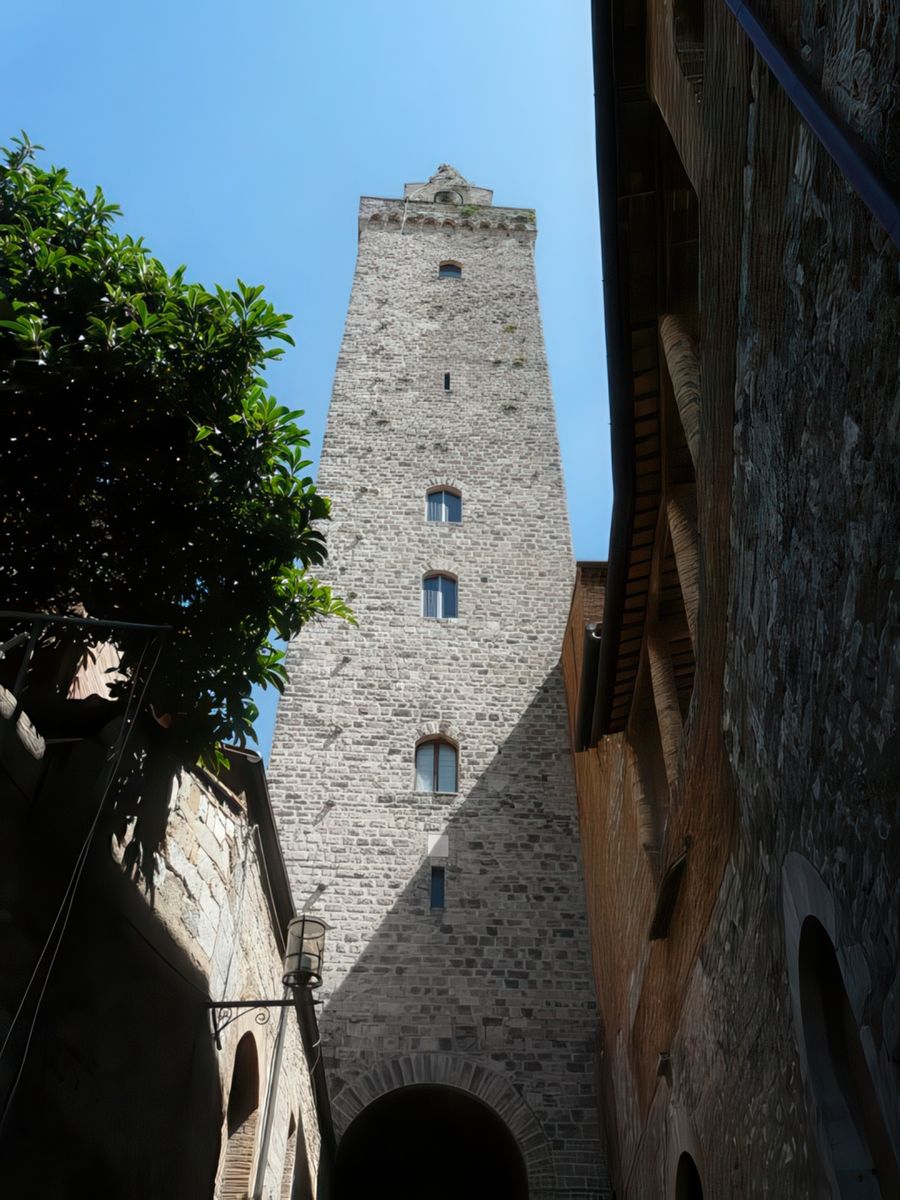 Vue sur La Torra Grossa (Grosse Tour), où nous monterons au sommet à 54 mètres de hauteur. Cette tour, la plus haute, est celle du palazzo del Popolo (palazzo Nuovo del Podestà) construit en 1283 sur les plans d'Arnolfo di Cambio.
