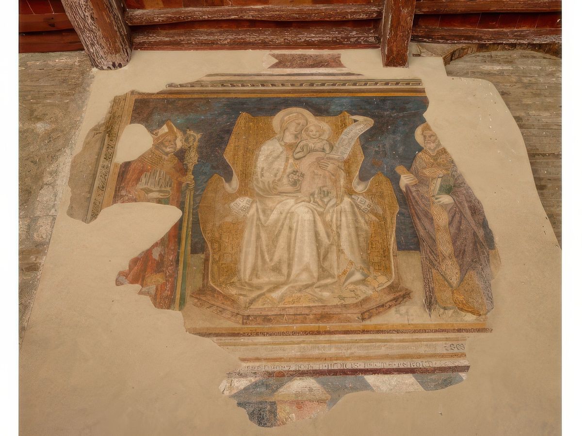 Vierge à l'Enfant en majesté, entourée des saints Geminiano et Grégoire. Fresque attribuée à Taddeo di Bartolo, ou tout au moins à l'école siennoise.