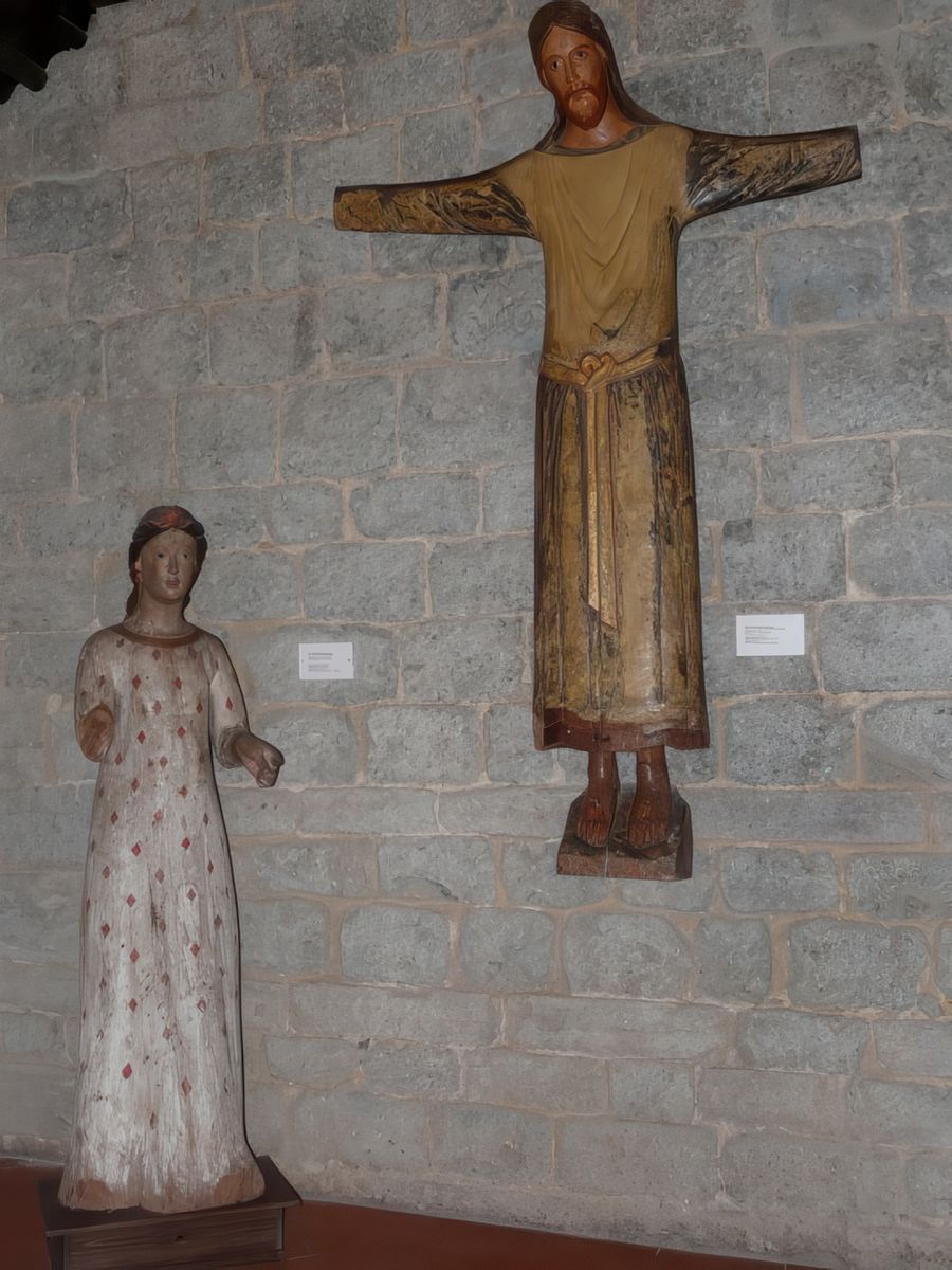 L'Ange de l'Annonciation (XVe.siècle) et Crucifix en Bois(Musée d'Art Sacré).