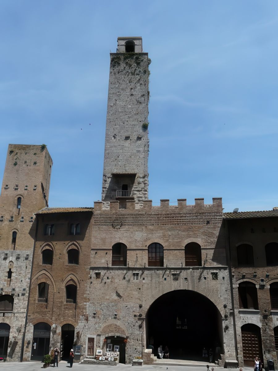 Nous revoici sur la Piazza del Duomo avec la tour Rognosa.