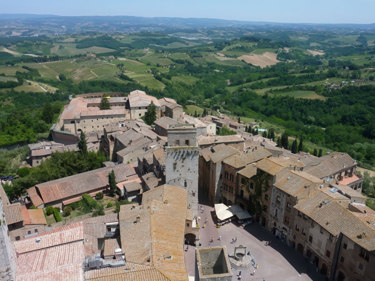 Vue sur la piazza della Cisterna, depuis la Tour Grosso (54m).